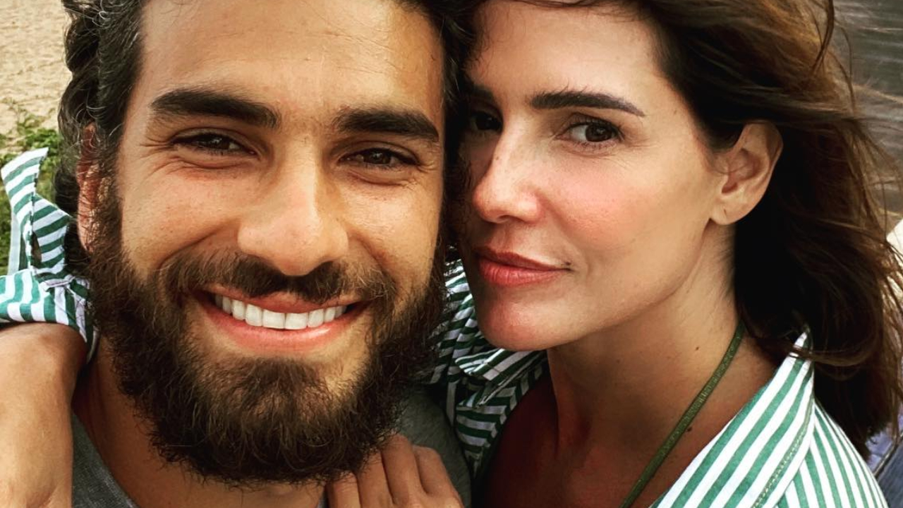 Deborah Secco emociona web com momentos românticos ao lado do marido