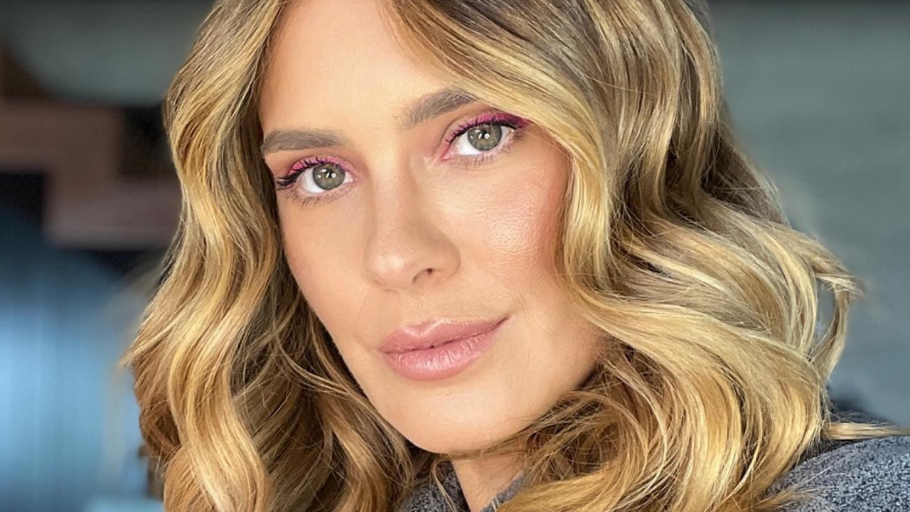 Carolina Dieckmann aposta em look super colorido e web aprova: ”Cheia de luz”