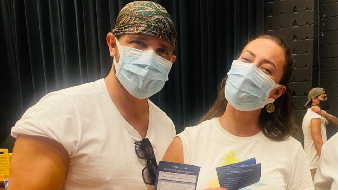 Juntos, Paolla Oliveira e Diogo Nogueira tomam dose de reforço contra a covid-19