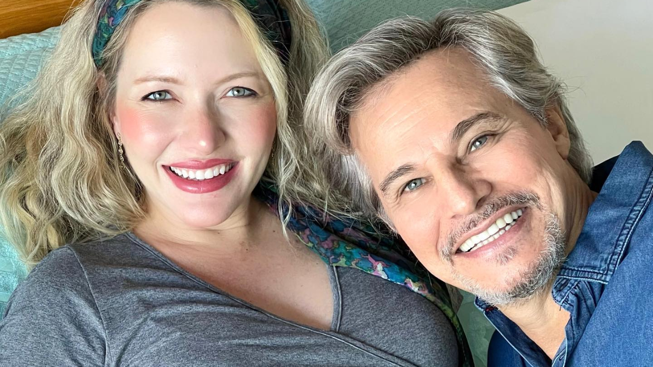 Nasceu! Na maternidade com a esposa, Edson Celulari revela primeira foto da filha: ”Cheia de charme”