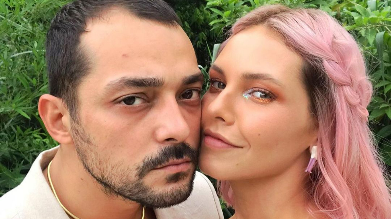 Eduardo Sterblitch surge em clima de romance com a esposa, Louise D’Tuani