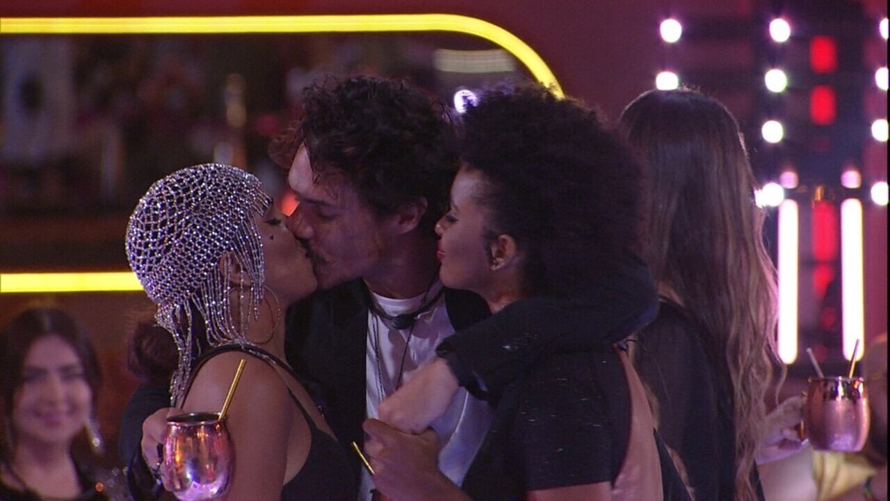 BBB 22: Após beijar Natália, Eliezer protagoniza beijo triplo com a sister e Maria