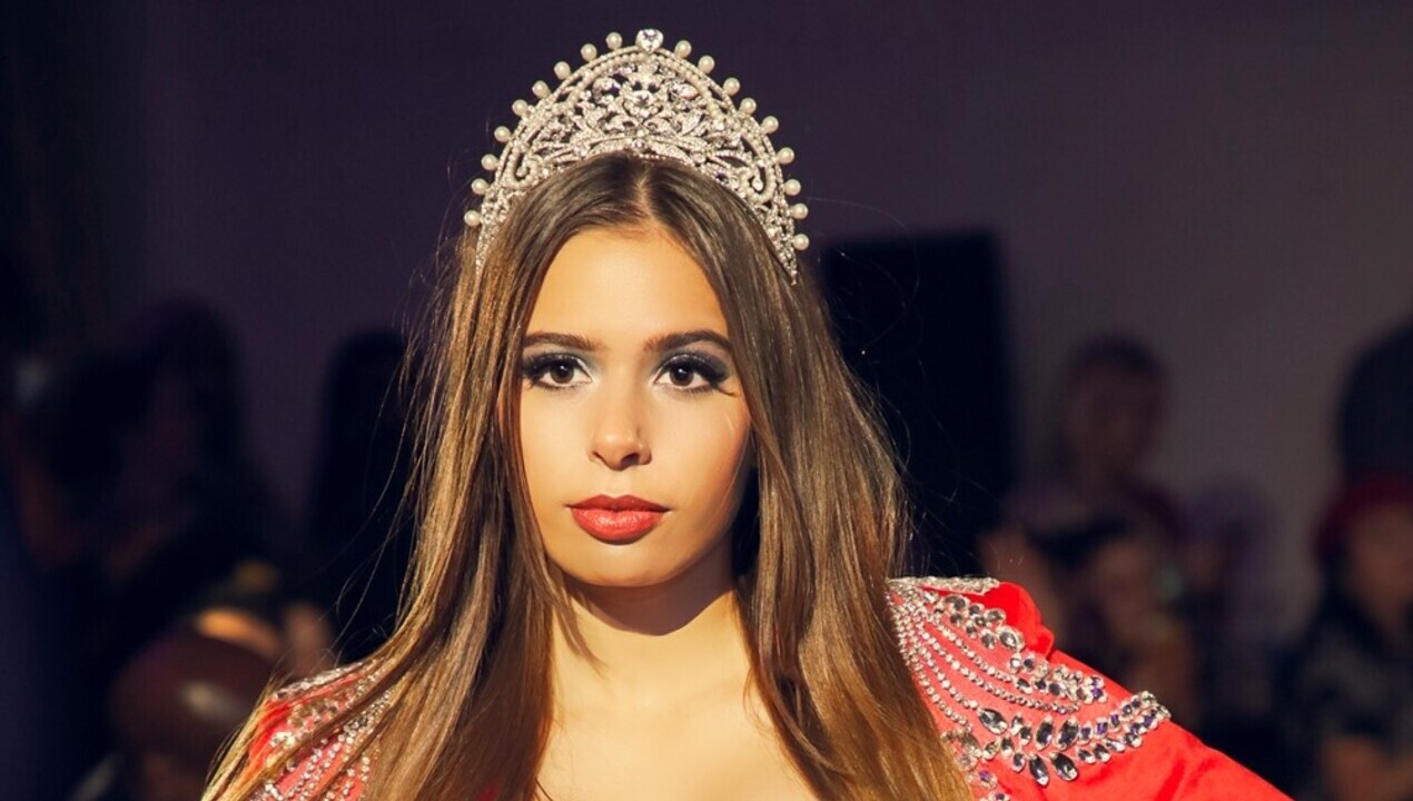 A cantora Emilia Pedersen marcou presença em desfile do New York Fashion Week