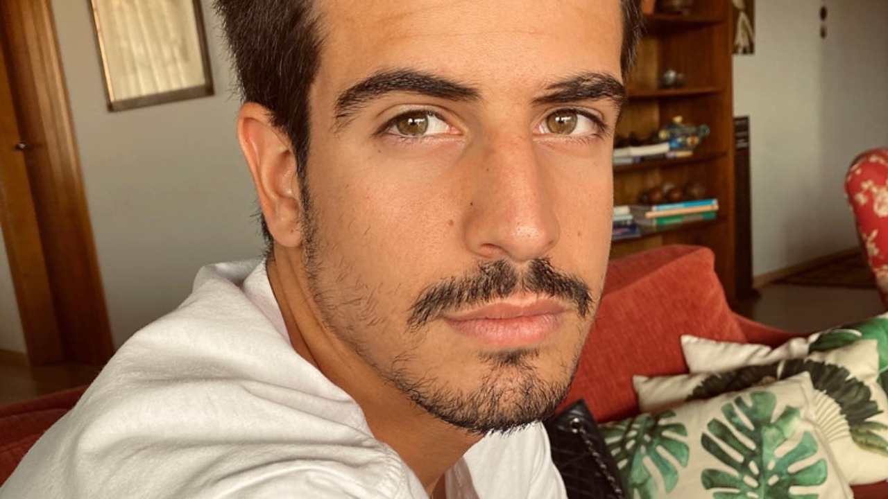 Na cachoeira, Enzo Celulari arranca suspiros da web com abdômen trincado: ”Gato demais”
