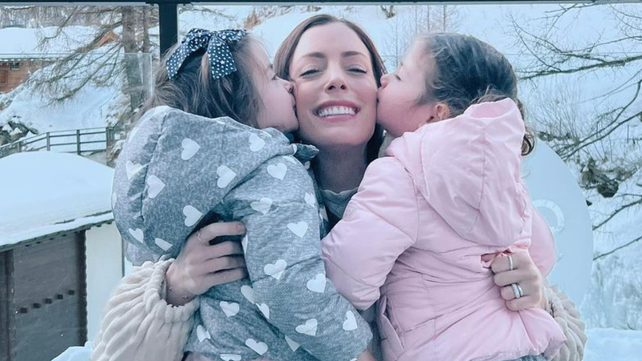 Fabiana Justus esbanja fofura ao exibir momento ao lado das filhas, Chiara e Sienna: ”Sanduiche de mamãe”