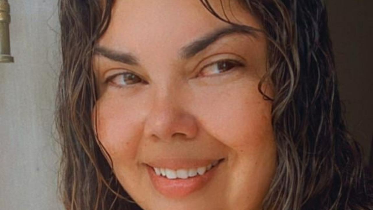 Fabiana Karla surge sorridente curtindo suas férias na praia: ”Mais que merecidas”