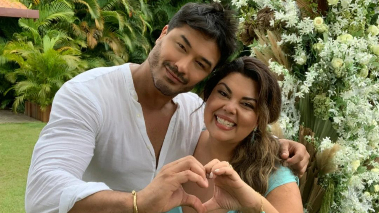 Após reatar o casamento, Fabiana Karla aproveita férias divertidas ao lado do amado