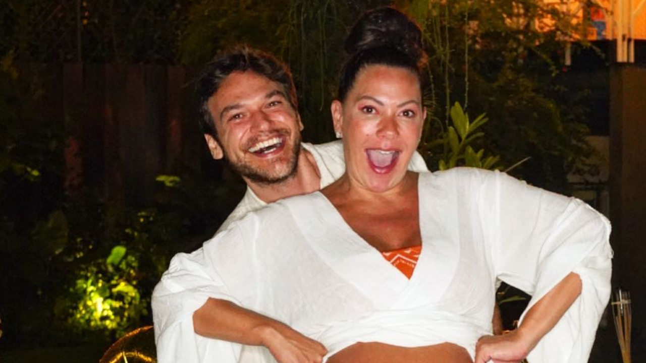 Fabiula Nascimento e Emilio Dantas fazem bolo para comemorar o primeiro mês dos filhos