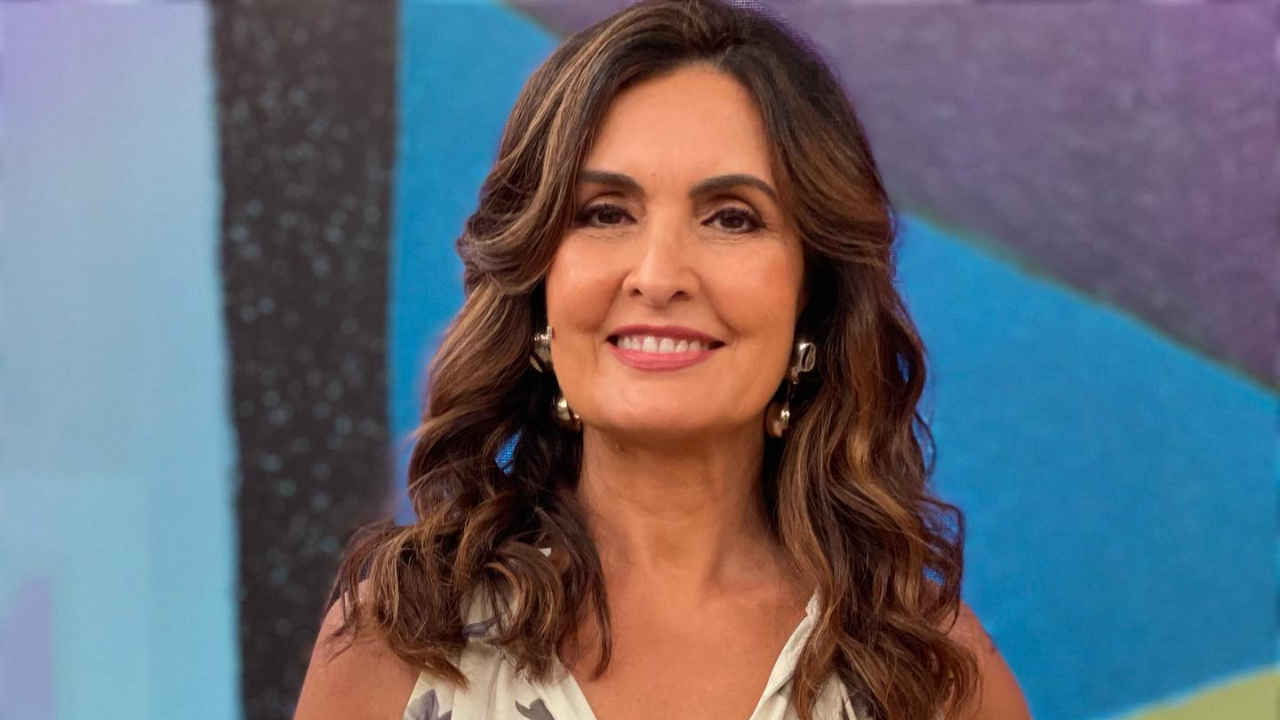 Fátima Bernardes aposta em vestidinho preto de renda: ”Gostaram?”