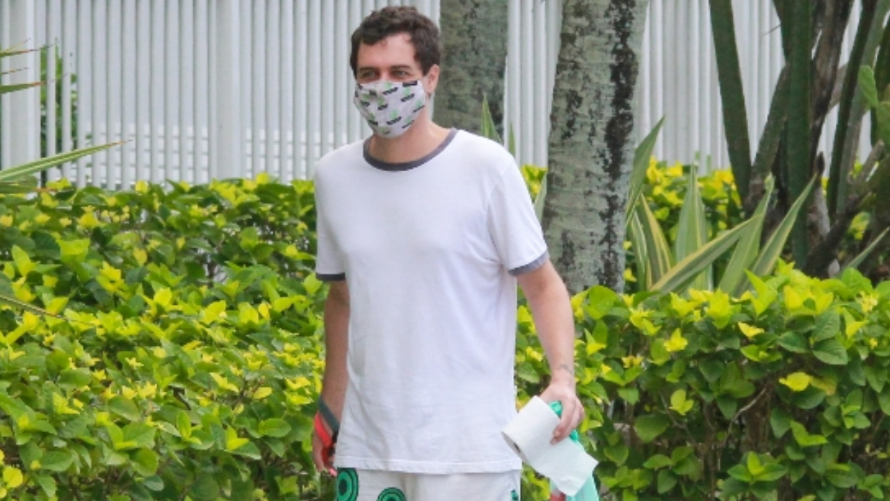 Felipe Dylon passeia com seu cachorro em Ipanema segurando um rolo de papel higiênico