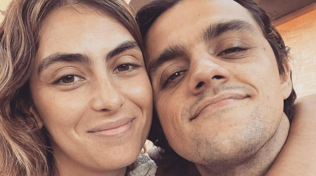 Felipe Simas exibe momento romântico ao lado da esposa, Mariana Uhlmann e fãs elogiam: ”Casal abençoado!”