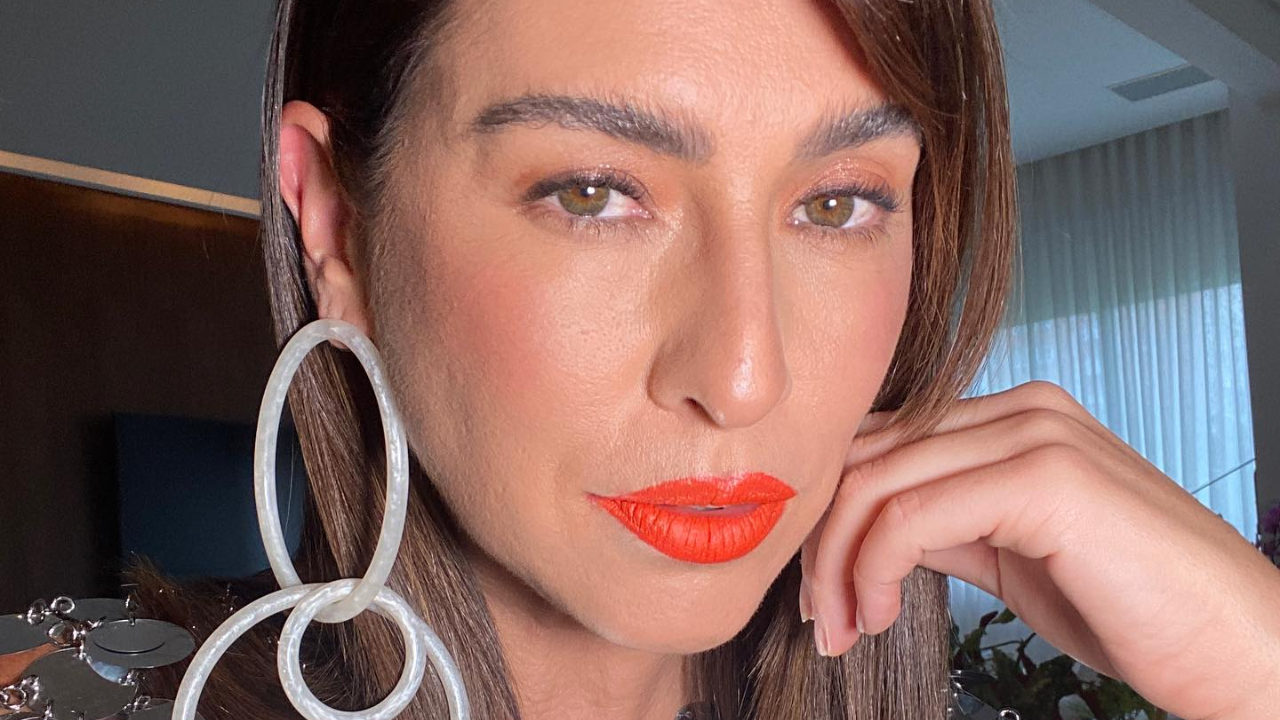 Fernanda Paes Leme surge usando blazer cor de rosa: ”Barbie Executiva”