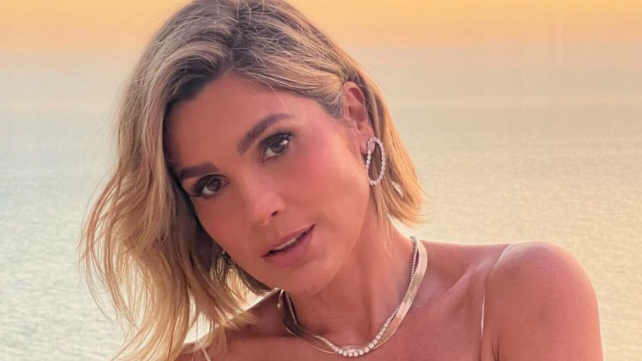 De biquíni, Flávia Alessandra exibe corpaço fora do comum e impressiona: ”Que linda”