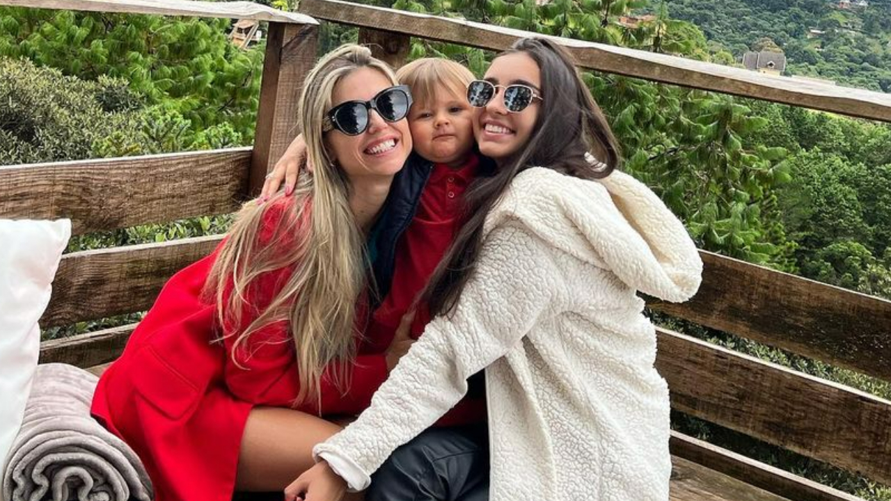 Flávia Viana curte viagem especial na companhia dos filhos, Sabrina e Gabriel: ”Mirante com direito a abraço apertado”