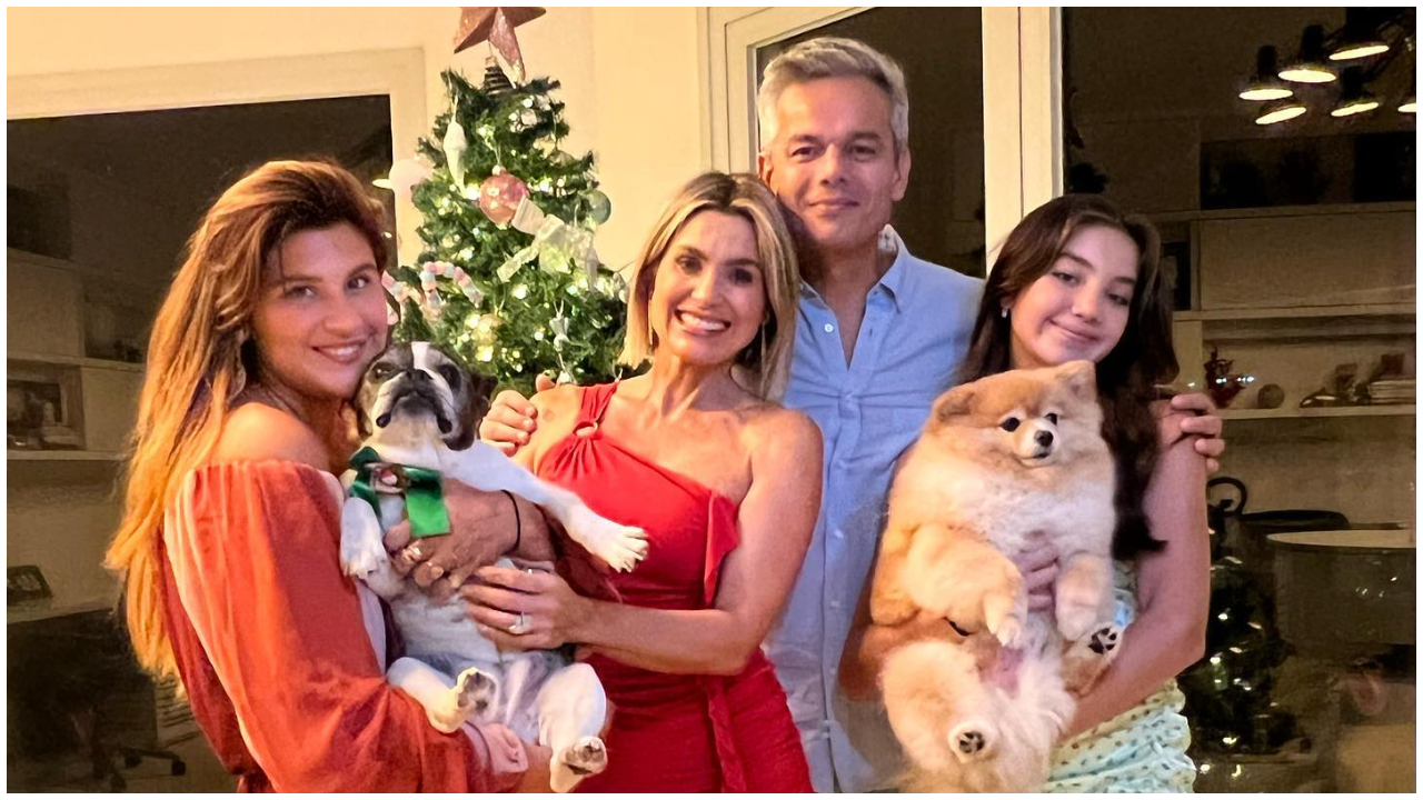 Flávia Alessandra se diverte ao visitar exposição com a família