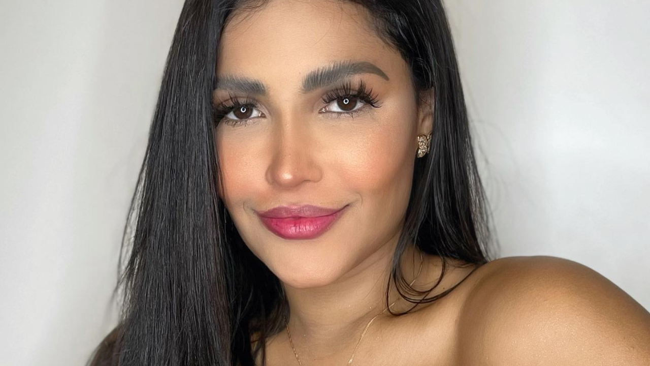Flay eleva a temperatura ao sensular em cadeira de repouso com biquíni mínimo: ”Perfeita”