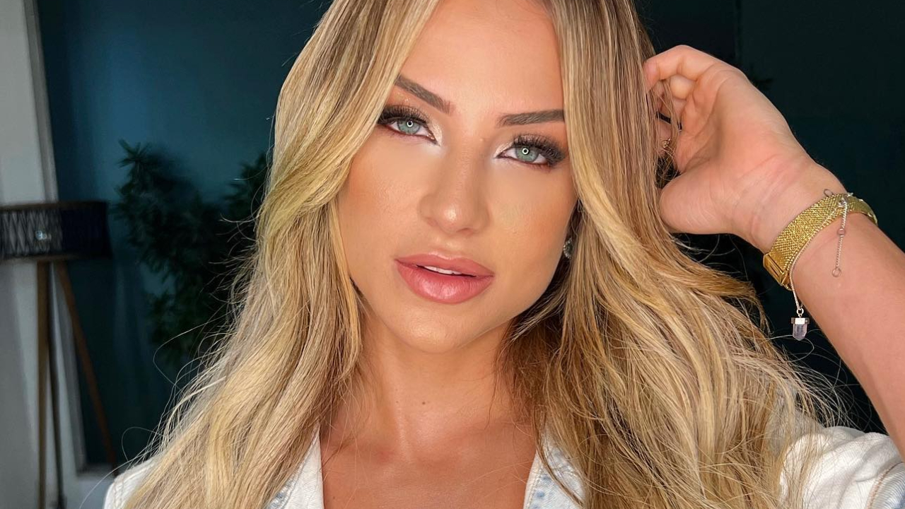 Gabi Martins exibe corpão em cliques de lingerie azul e web reage: ”Maravilhosa”