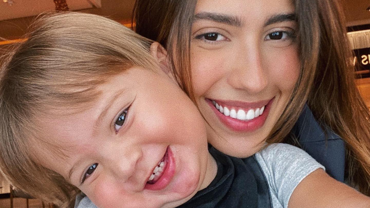 Gabi Brandt e Davi surgem mandando beijinho em selfie perfeita