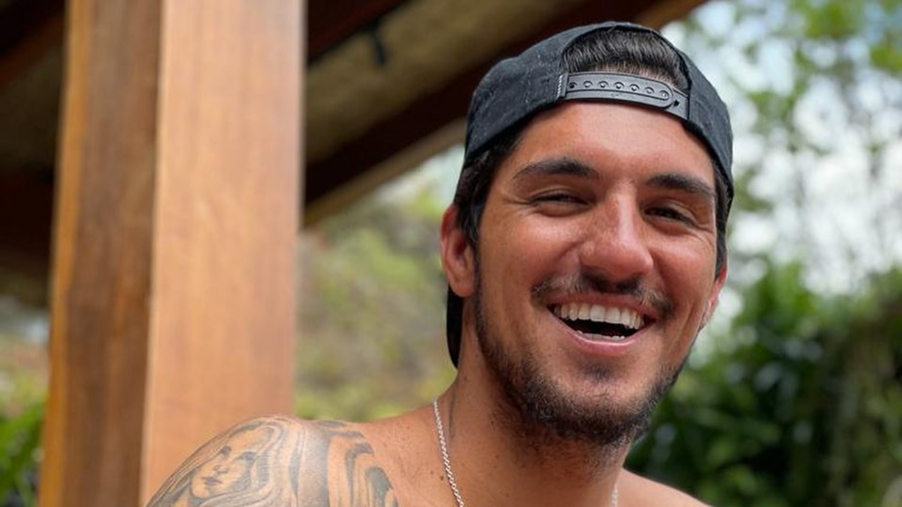 Gabriel Medina curte ondas de Maresias na companhia de amigos: ”No paraíso!”