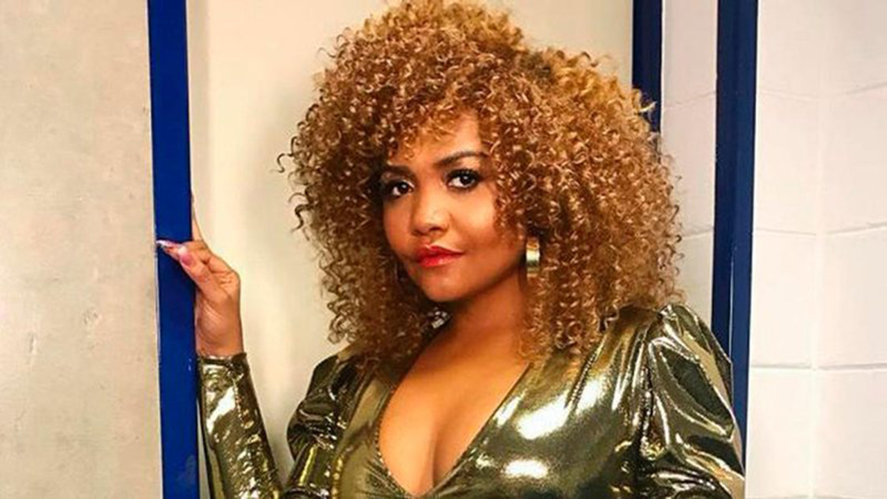 Gaby Amarantos aposta em fio dental e exibe corpo real em dia de praia