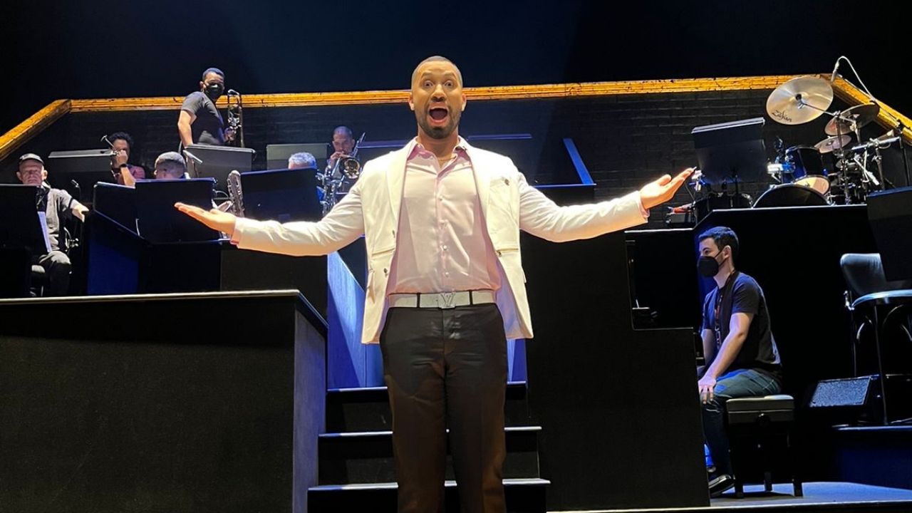 Gil do Vigor canta nos bastidores de Chicago, musical de sucesso da Broadway