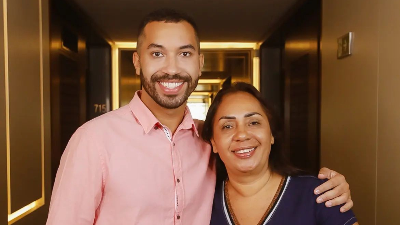 Gil do Vigor diverte internautas ao aparecer dançando com a mãe: ”Mainha vigorosa”