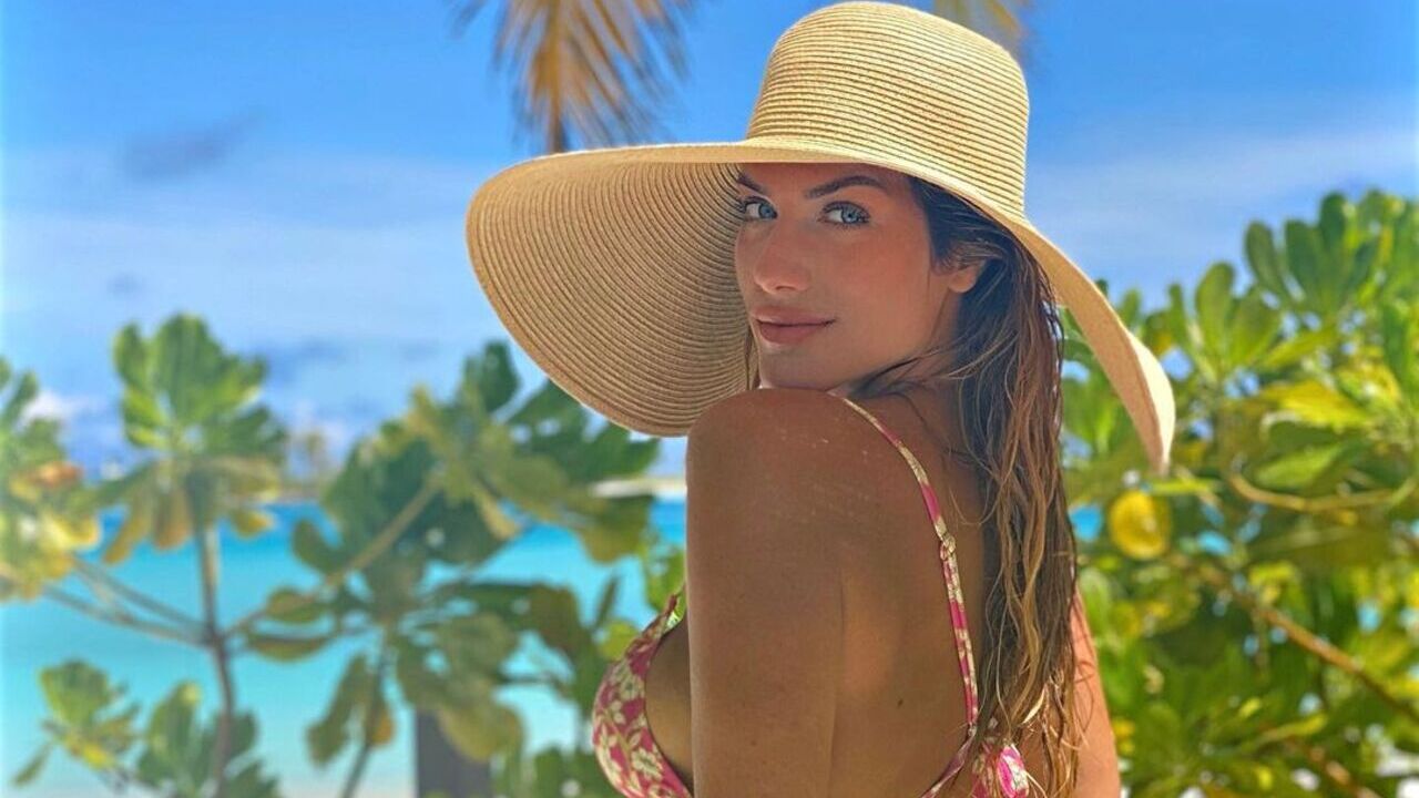 De biquíni, Giovanna Ewbank posa de costas e impressiona com curvas perfeitas