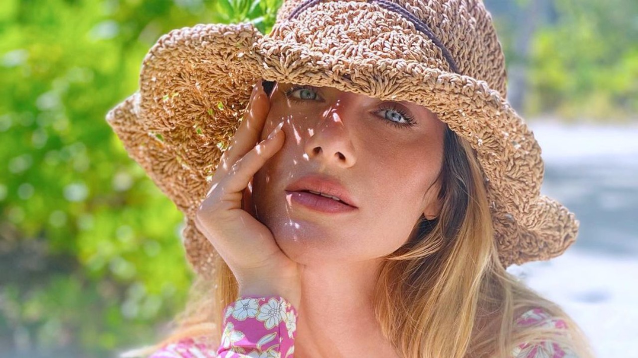 De cropped, Giovanna Ewbank surge em cenário paradisíaco e brinca com meme: ”Botei e reagi, gente!”
