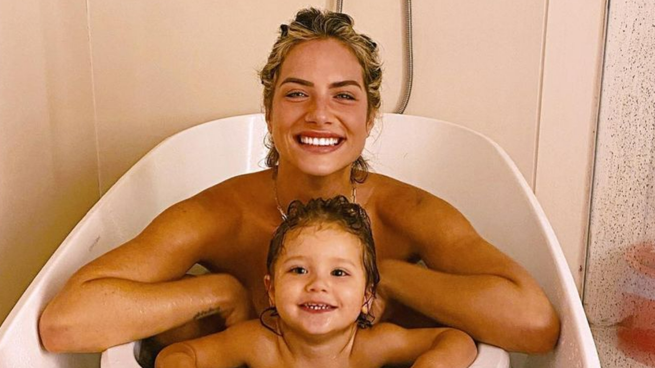 Giovanna Ewbank se diverte ao lado de Zyan durante banho na banheira: ”Quem aguenta?”