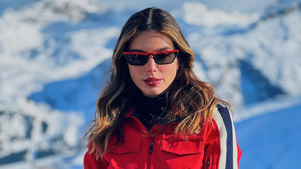 Giovanna Lancellotti esbanja estilo ao surgir com look vermelho em passeio na neve: ”Sempre linda!”
