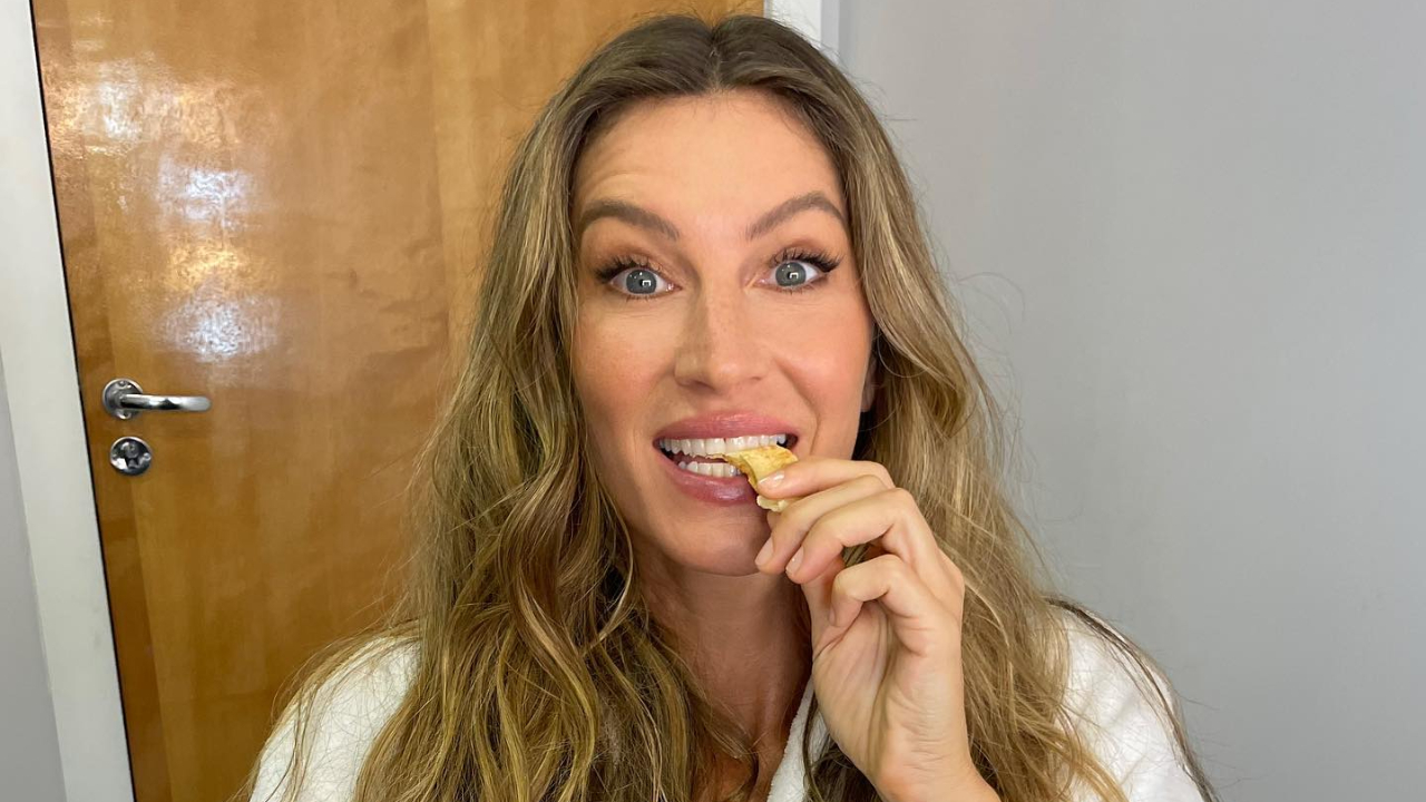 Gisele Bündchen celebra colheita de mandioca na horta da sua casa