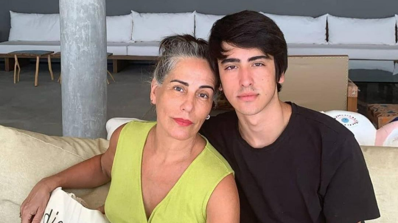 Gloria Pires se derrete ao posar ao lado do filho caçula: ”Eu e meu Bento!”