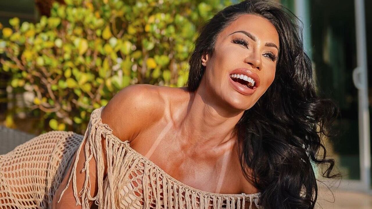 Com vestido de crochê micro, Gracyanne Barbosa rouba a cena com curvas exuberantes