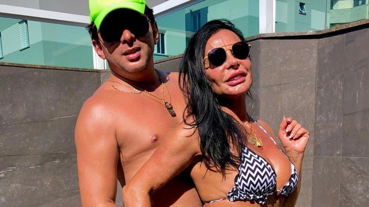 Aos 62 anos, Gretchen empina o bumbum e exibe corpaço em dia de praia com o marido: ”Um espetáculo”