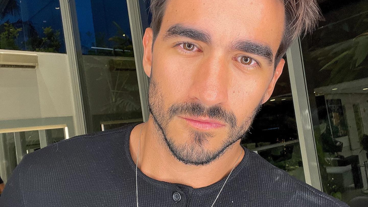Sem camisa, Guilherme Napolitano ostenta corpo sarado na academia e web reage: ”Quanta saúde”