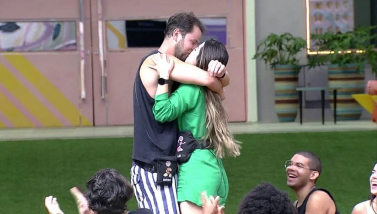 BBB 22: Gustavo olha para Laís e diz que não está mais solteiro; vote no casal que você mais gosta!