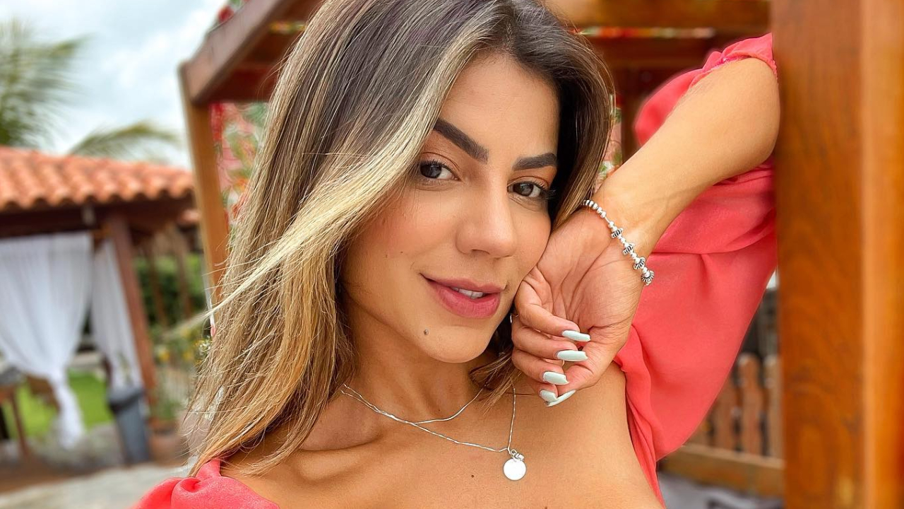 Hariany Almeida deixa roupão aberto até o limite e exibe marquinha dourada do bronzeado: ”Oi”