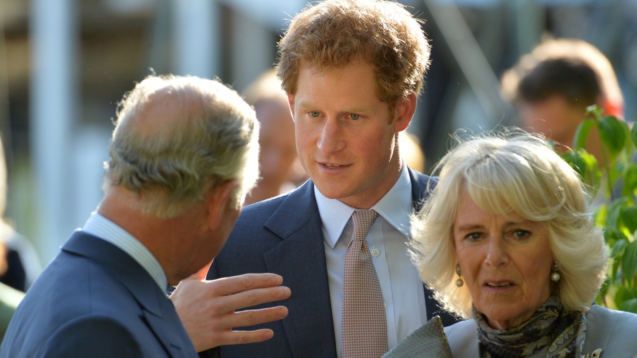 Príncipe Harry está furioso com oficialização de Camilla Parker-Bowles como Rainha: ”Vai despertar muitos traumas de infância”