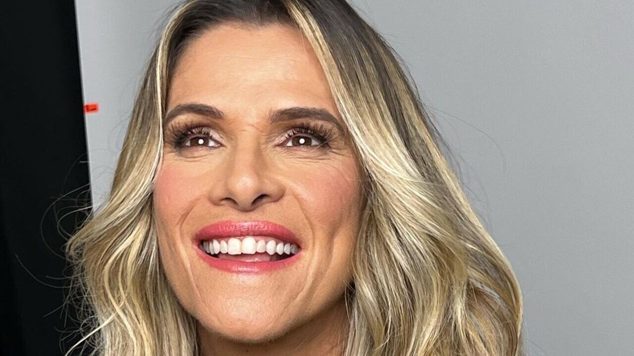 Ingrid Guimarães exibe boa forma durante prática de yoga e surpreende com flexibilidade: ”Distorcer a mente”