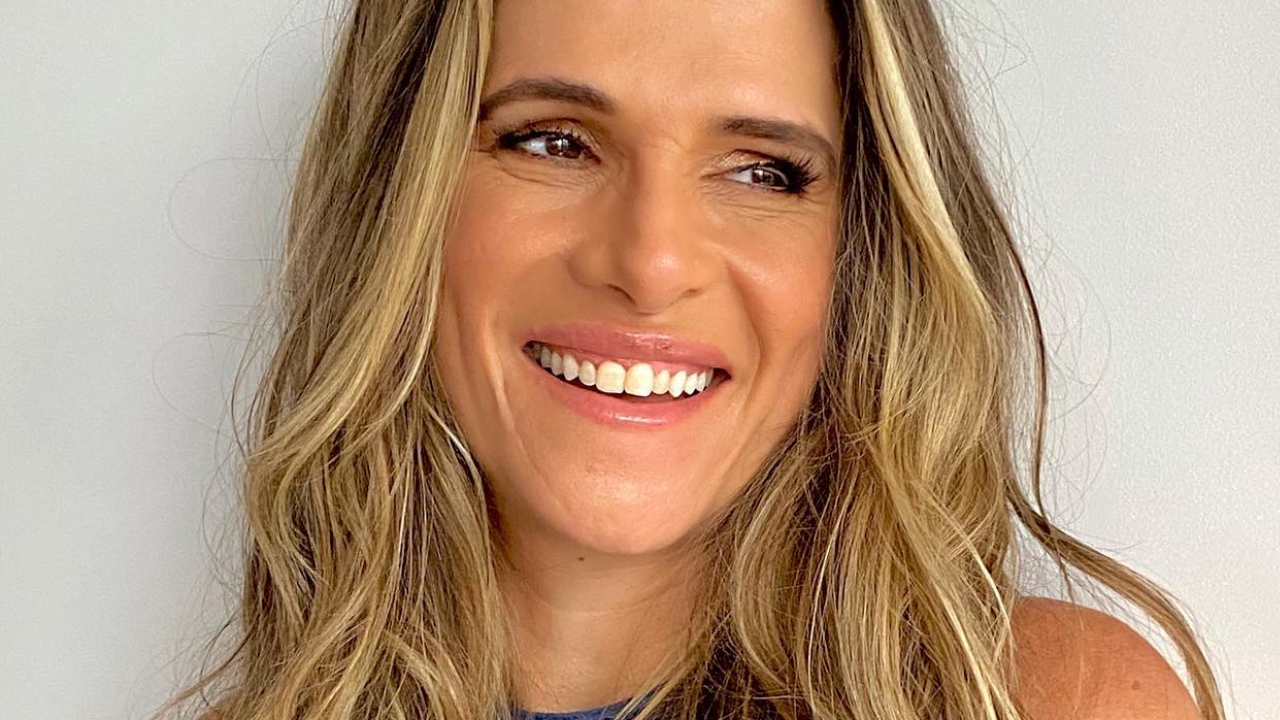 Relembrando Noronha, Ingrid Guimarães surge de biquíni e encanta web: ”Sereias existem”