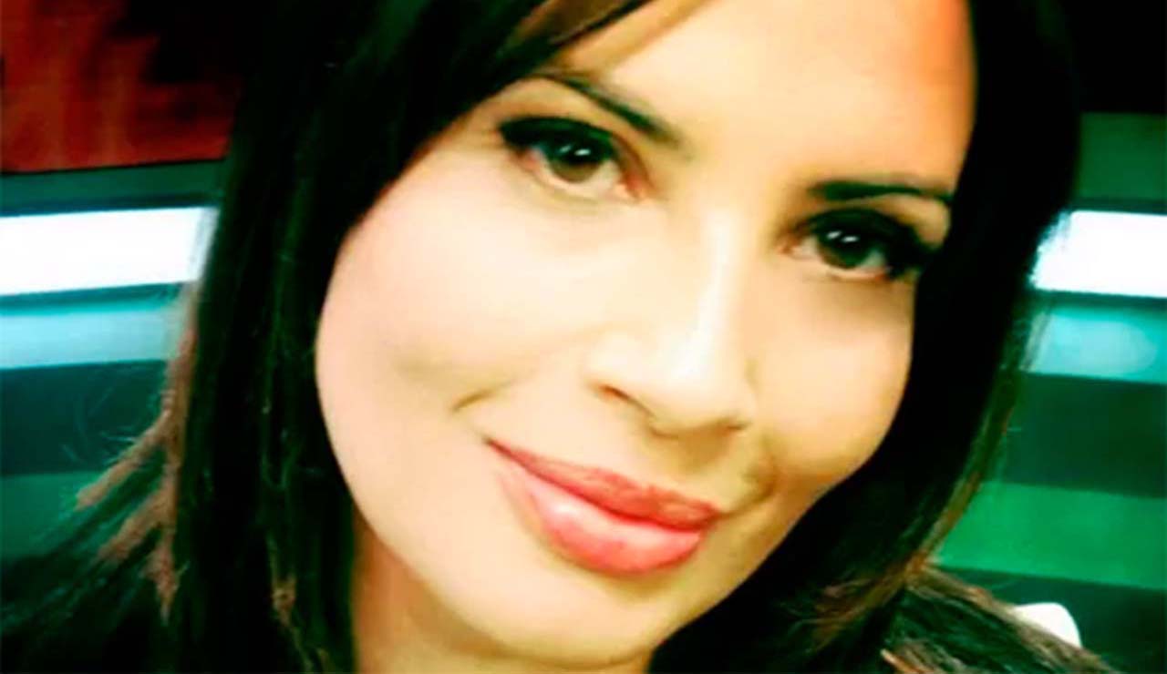 Aos 56 anos, Isadora Ribeiro chama atenção de maiô transparente na praia