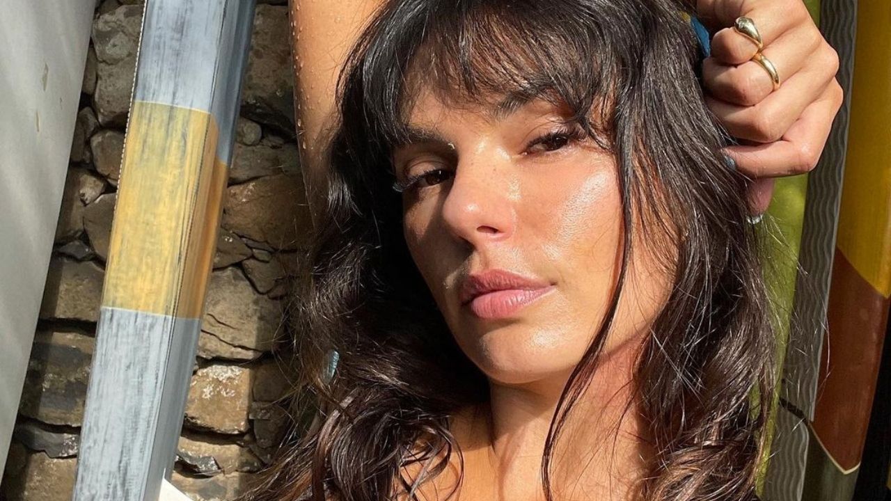 Isis Valverde exibe cliques apaixonantes pelas ruas de Los Angeles: ”Por aí”