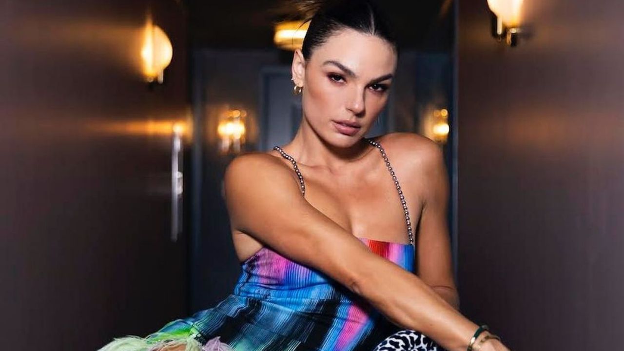 Isis Valverde aposta em look colorido, tendência de 2022, para celebrar seu aniversário