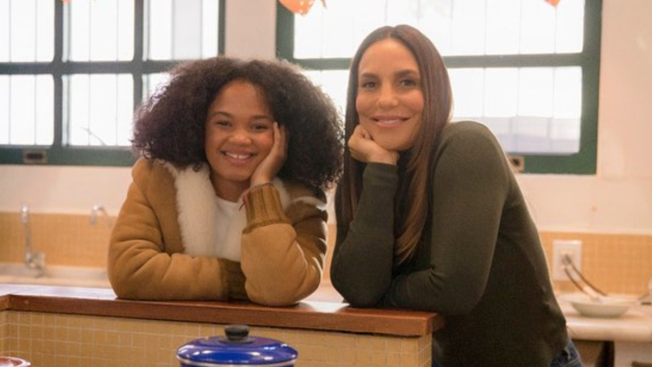 Ivete Sangalo abre álbum de fotos com Agnes Nunes na gravação do seu documentário: ”Muito talento”