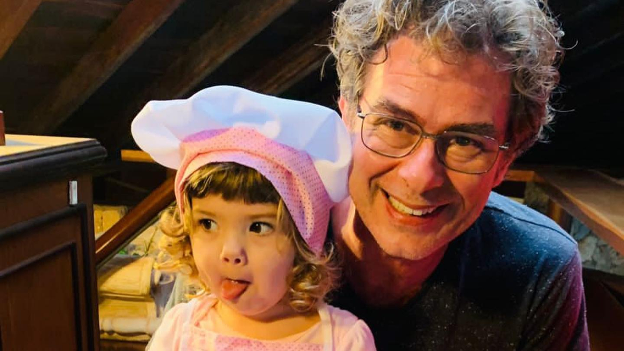 João Vitti se diverte ao brincar de ‘cozinha’ com Clara Maria: ”Minha parceirinha de forno e fogão”