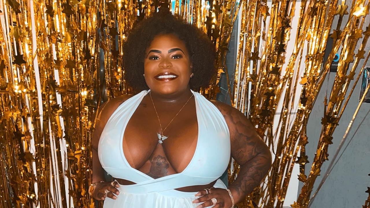 Produzida, Jojo Todynho dá show de beleza em clique com vestido branco listrado: ”Maravilhosa”