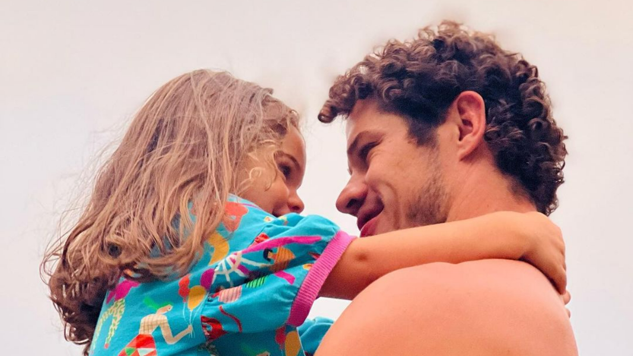 José Loreto curte momento divertido ao admirar belo arco-íris coladinha com a filha, Bella