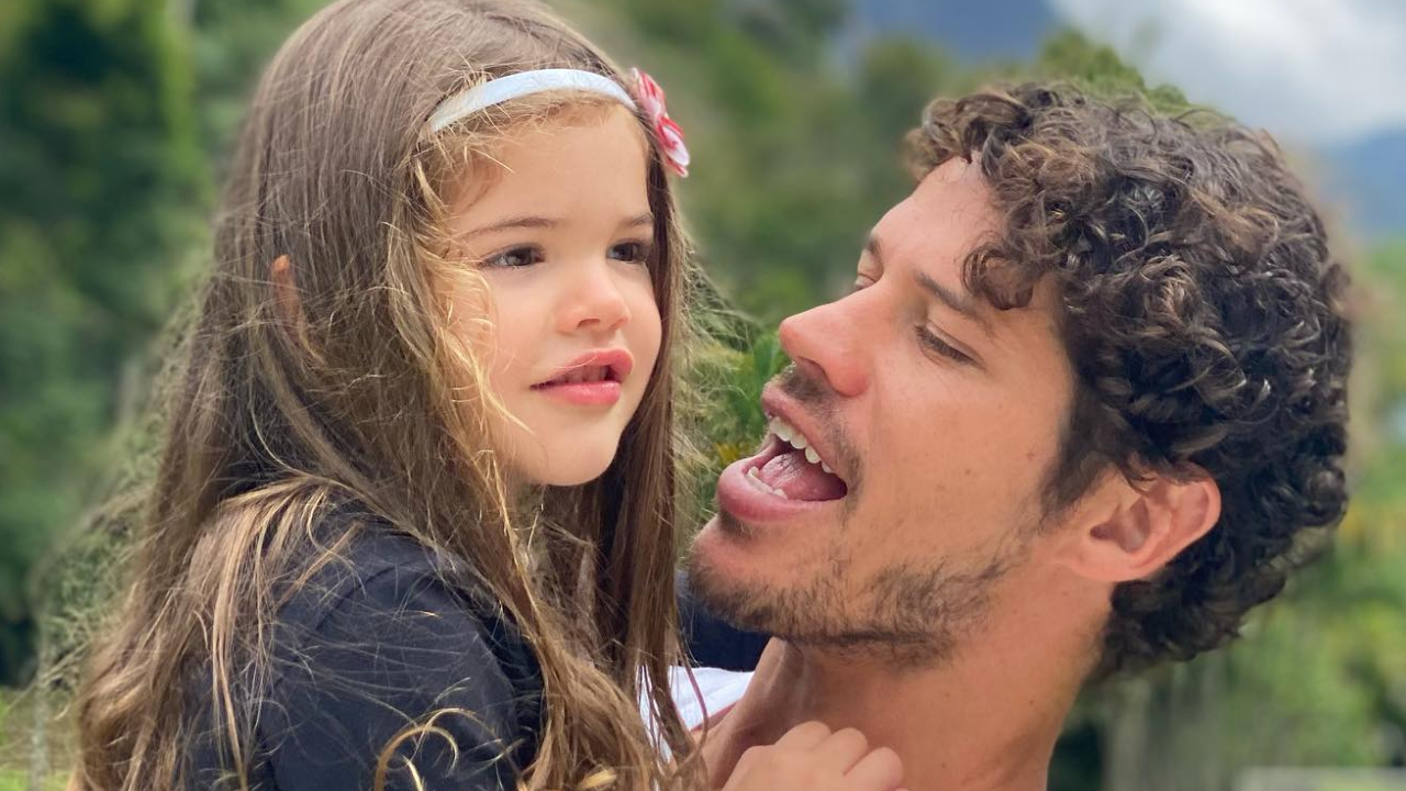 José Loreto assiste ao pôr do Sol com a filha e se derrete: ”Minha menina Bella”