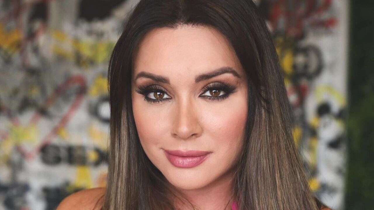 Juju Salimeni monta look com sutiã brilhante e causa com corpaço à mostra