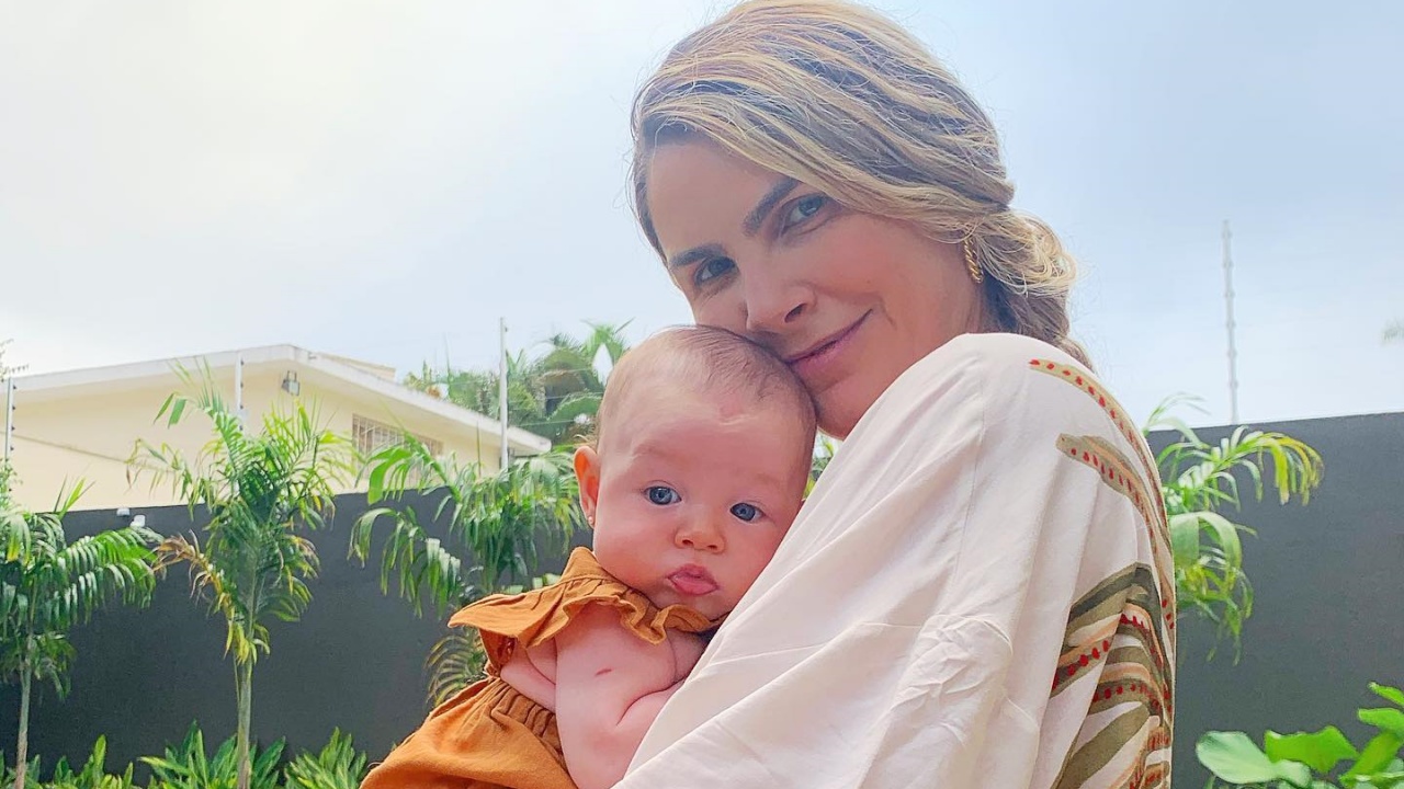 Julia Faria publica fotos encantadoras de Cora na praia: ”Meninas ao mar”